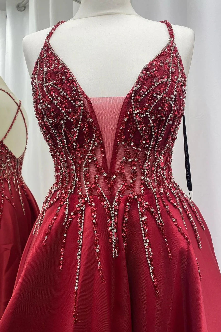 Vestido de fiesta de satén con cuentas, escote en V y espalda descubierta